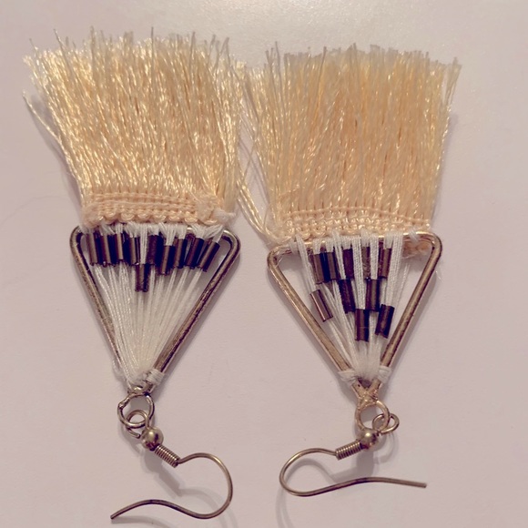 Pastel yellow tassel hand beaded dangle earring - Picture 4 of 4